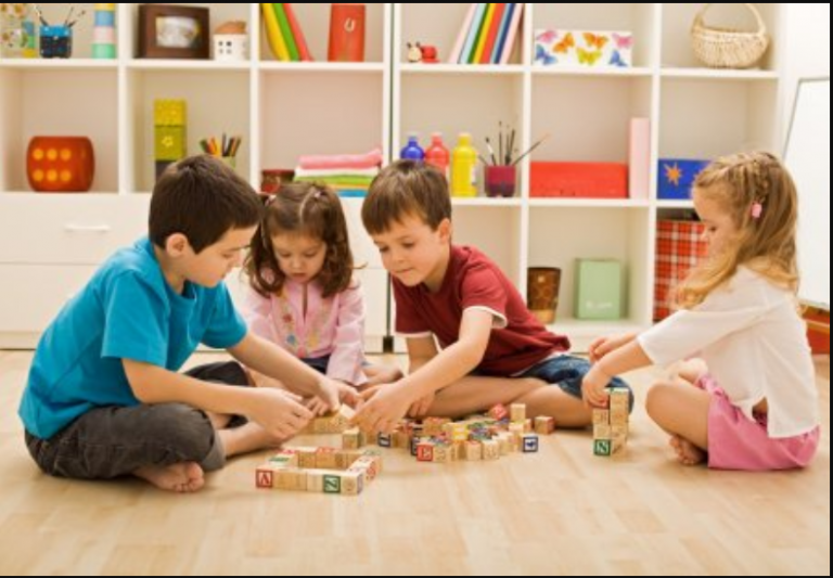 παιδια παιζουν σπιτι