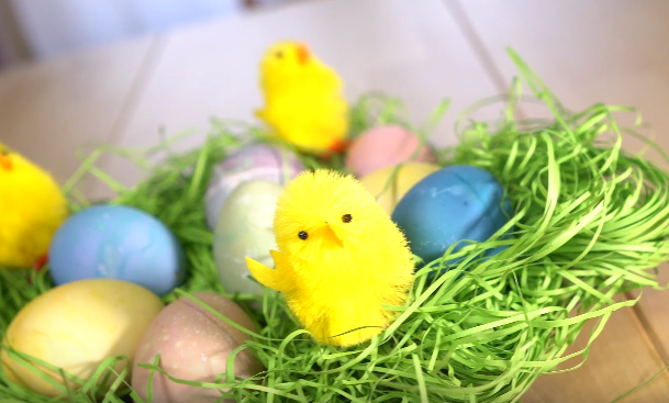 βαφη πασχαλινων αυγων με παντζαρι, λαχανο και κουρκουμα