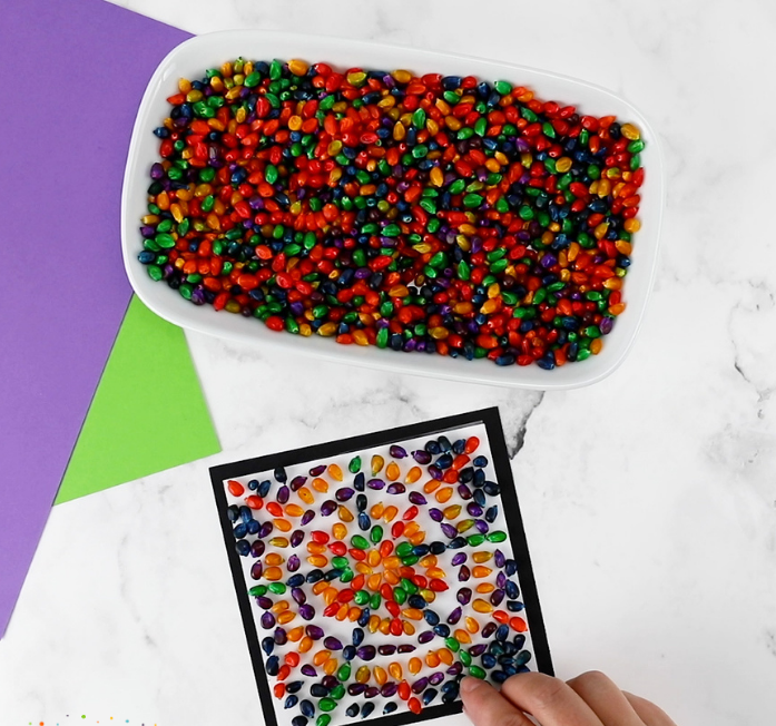 Φτιάχνουμε πολύχρωμο μωσαϊκό από καλαμπόκι