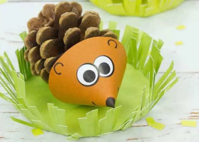 Φτιάχνουμε έναν σκαντζόχοιρο από κουκουνάρι