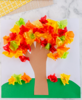 μαθαινει να κοβει με ψαλιδι